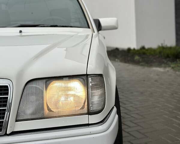 Белый Мерседес Е-Класс, объемом двигателя 2 л и пробегом 418 тыс. км за 2750 $, фото 13 на Automoto.ua