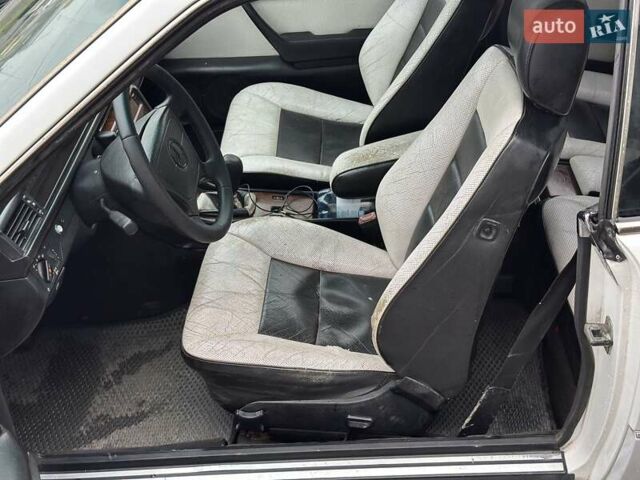 Белый Мерседес Е-Класс, объемом двигателя 2 л и пробегом 418 тыс. км за 2750 $, фото 20 на Automoto.ua