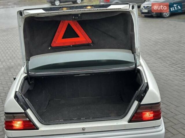 Белый Мерседес Е-Класс, объемом двигателя 2 л и пробегом 418 тыс. км за 2750 $, фото 15 на Automoto.ua