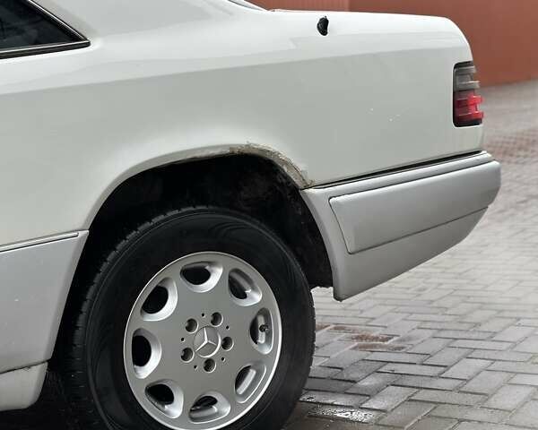 Белый Мерседес Е-Класс, объемом двигателя 2 л и пробегом 418 тыс. км за 2750 $, фото 10 на Automoto.ua