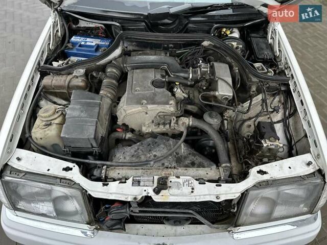 Белый Мерседес Е-Класс, объемом двигателя 2 л и пробегом 418 тыс. км за 2750 $, фото 36 на Automoto.ua