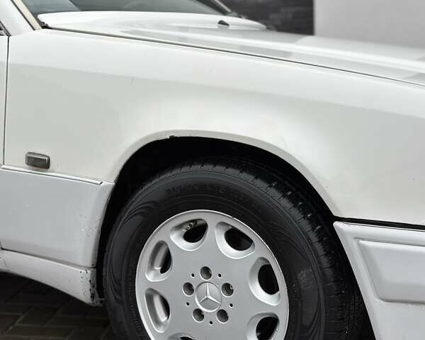 Белый Мерседес Е-Класс, объемом двигателя 2 л и пробегом 418 тыс. км за 2750 $, фото 11 на Automoto.ua