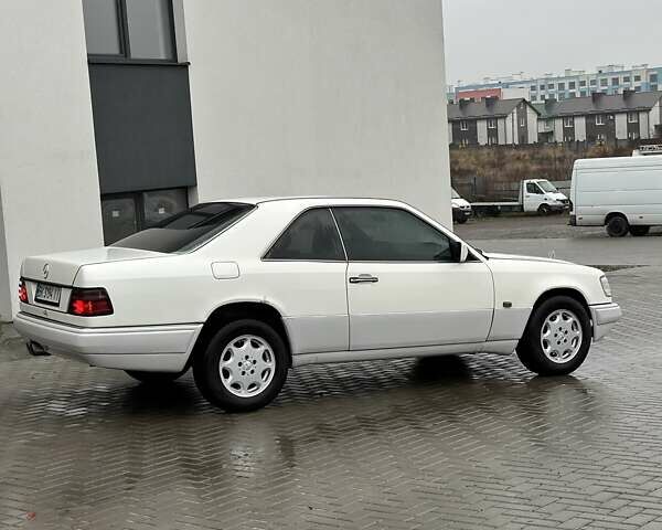 Белый Мерседес Е-Класс, объемом двигателя 2 л и пробегом 418 тыс. км за 2750 $, фото 2 на Automoto.ua