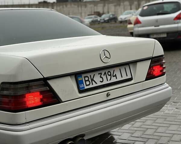 Белый Мерседес Е-Класс, объемом двигателя 2 л и пробегом 418 тыс. км за 2750 $, фото 6 на Automoto.ua