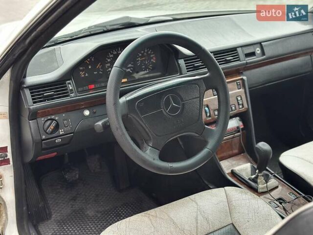 Белый Мерседес Е-Класс, объемом двигателя 2 л и пробегом 418 тыс. км за 2750 $, фото 19 на Automoto.ua