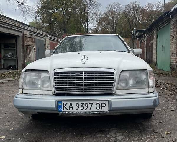 Белый Мерседес Е-Класс, объемом двигателя 2.2 л и пробегом 570 тыс. км за 3200 $, фото 3 на Automoto.ua