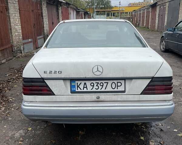 Белый Мерседес Е-Класс, объемом двигателя 2.2 л и пробегом 570 тыс. км за 3200 $, фото 4 на Automoto.ua