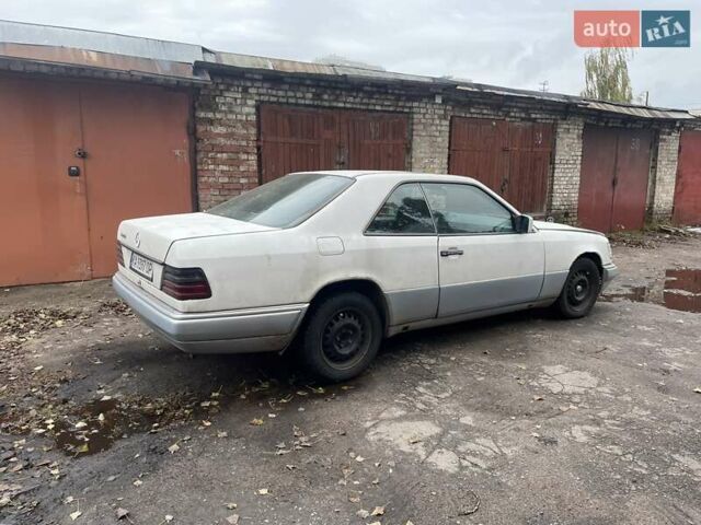 Белый Мерседес Е-Класс, объемом двигателя 2.2 л и пробегом 570 тыс. км за 3200 $, фото 5 на Automoto.ua