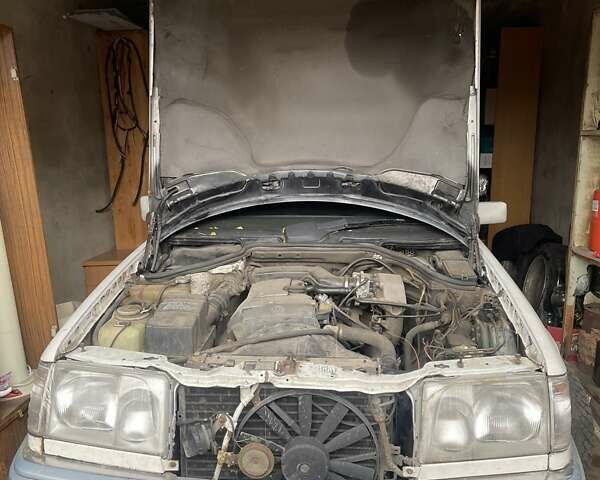 Белый Мерседес Е-Класс, объемом двигателя 2.2 л и пробегом 570 тыс. км за 3200 $, фото 11 на Automoto.ua