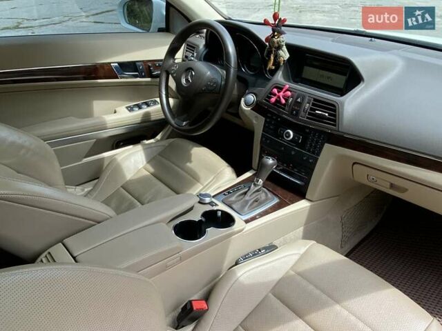 Белый Мерседес Е-Класс, объемом двигателя 3.5 л и пробегом 64 тыс. км за 19000 $, фото 39 на Automoto.ua