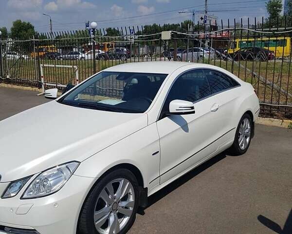 Мерседес Е-Класс 2011 в Киеве на Automoto.ua Белый Мерседес Е-Класс, объемом двигателя 1.8 л и пробегом 103 тыс. км за 15500 $, фото 2 на Automoto.ua