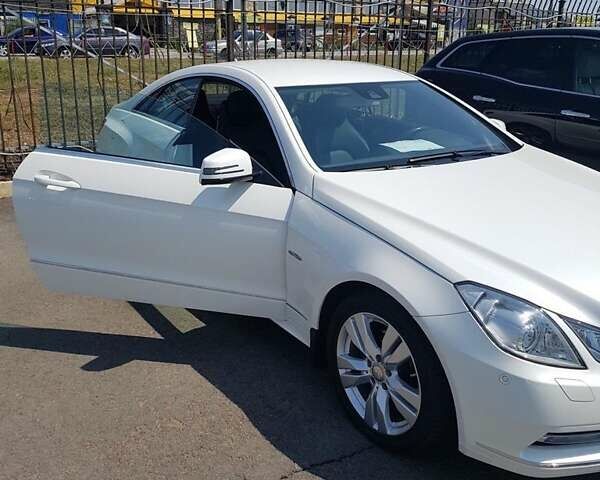 Мерседес Е-Класс 2011 в Киеве на Automoto.ua Белый Мерседес Е-Класс, объемом двигателя 1.8 л и пробегом 103 тыс. км за 15500 $, фото 3 на Automoto.ua