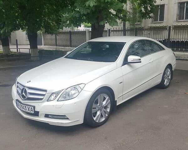 Мерседес Е-Класс 2011 в Киеве на Automoto.ua Белый Мерседес Е-Класс, объемом двигателя 1.8 л и пробегом 103 тыс. км за 15500 $, фото 1 на Automoto.ua