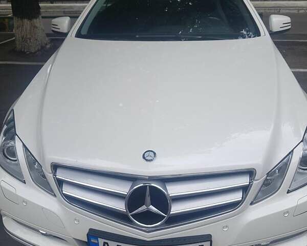Мерседес Е-Класс 2011 в Киеве на Automoto.ua Белый Мерседес Е-Класс, объемом двигателя 1.8 л и пробегом 103 тыс. км за 15500 $, фото 5 на Automoto.ua