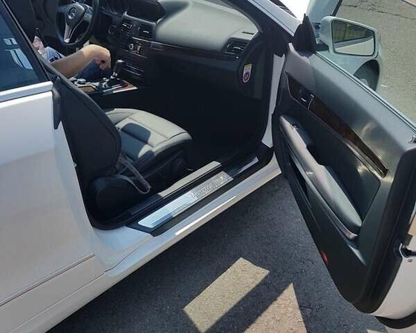 Мерседес Е-Класс 2011 в Киеве на Automoto.ua Белый Мерседес Е-Класс, объемом двигателя 1.8 л и пробегом 103 тыс. км за 15500 $, фото 9 на Automoto.ua