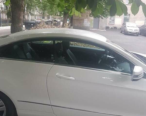 Мерседес Е-Класс 2011 в Киеве на Automoto.ua Белый Мерседес Е-Класс, объемом двигателя 1.8 л и пробегом 103 тыс. км за 15500 $, фото 4 на Automoto.ua