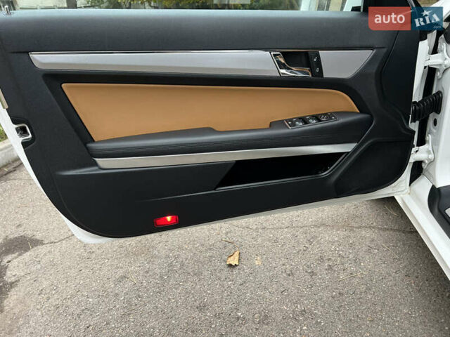 Белый Мерседес Е-Класс, объемом двигателя 2.2 л и пробегом 158 тыс. км за 13000 $, фото 47 на Automoto.ua