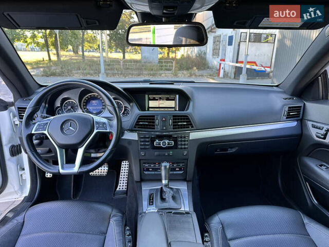 Белый Мерседес Е-Класс, объемом двигателя 1.8 л и пробегом 115 тыс. км за 15000 $, фото 19 на Automoto.ua