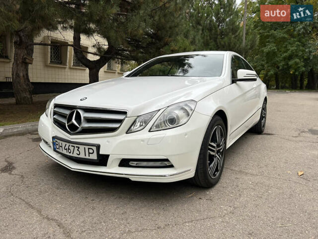 Белый Мерседес Е-Класс, объемом двигателя 2.2 л и пробегом 158 тыс. км за 13000 $, фото 1 на Automoto.ua
