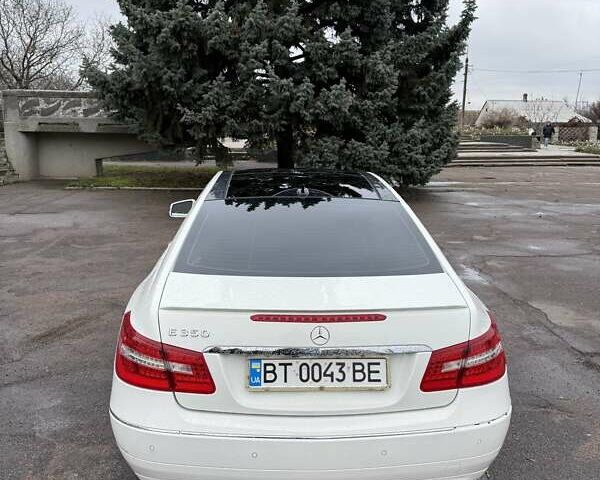 Белый Мерседес Е-Класс, объемом двигателя 3.5 л и пробегом 123 тыс. км за 21000 $, фото 2 на Automoto.ua