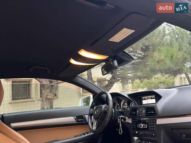 Белый Мерседес Е-Класс, объемом двигателя 2.2 л и пробегом 158 тыс. км за 13000 $, фото 50 на Automoto.ua