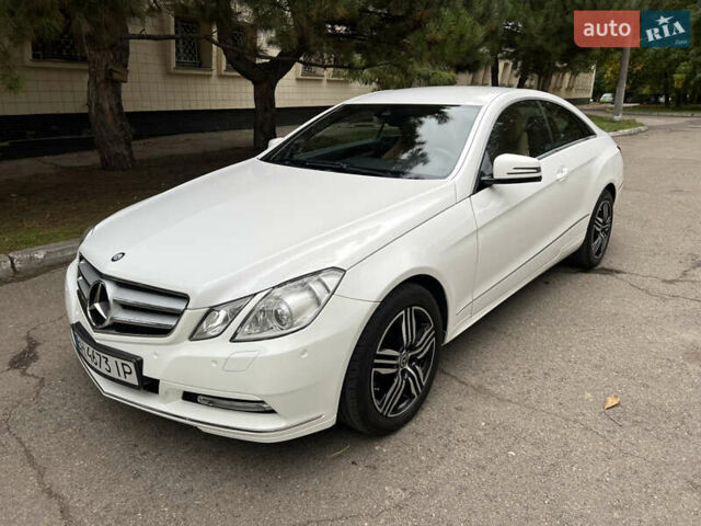 Белый Мерседес Е-Класс, объемом двигателя 2.2 л и пробегом 158 тыс. км за 13000 $, фото 3 на Automoto.ua