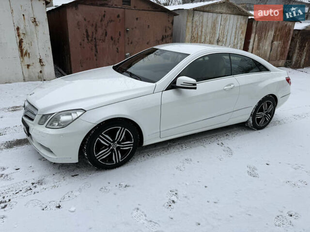 Белый Мерседес Е-Класс, объемом двигателя 2.2 л и пробегом 158 тыс. км за 13300 $, фото 2 на Automoto.ua