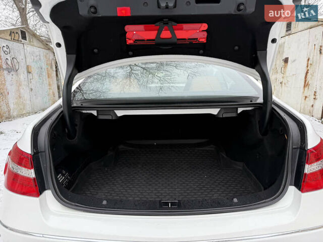 Белый Мерседес Е-Класс, объемом двигателя 2.2 л и пробегом 158 тыс. км за 13300 $, фото 76 на Automoto.ua