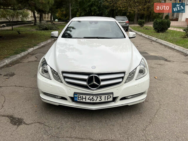 Белый Мерседес Е-Класс, объемом двигателя 2.2 л и пробегом 158 тыс. км за 13000 $, фото 5 на Automoto.ua