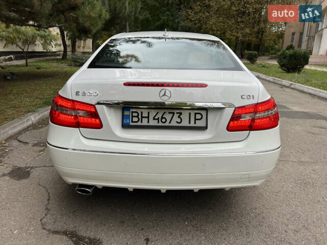 Белый Мерседес Е-Класс, объемом двигателя 2.2 л и пробегом 158 тыс. км за 13000 $, фото 16 на Automoto.ua