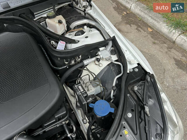 Белый Мерседес Е-Класс, объемом двигателя 2.2 л и пробегом 158 тыс. км за 13000 $, фото 33 на Automoto.ua