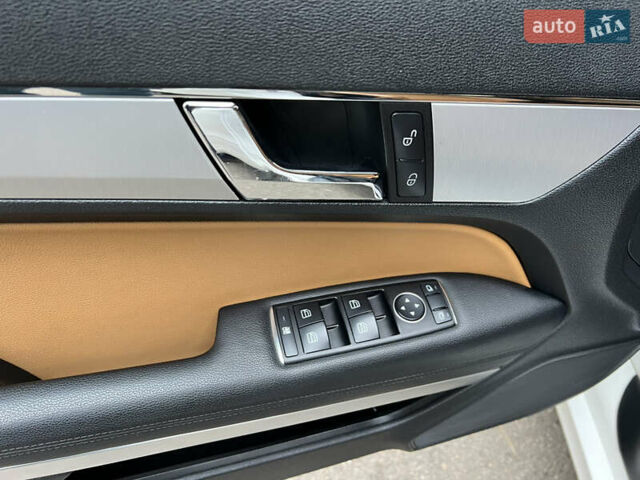 Белый Мерседес Е-Класс, объемом двигателя 2.2 л и пробегом 158 тыс. км за 13000 $, фото 45 на Automoto.ua