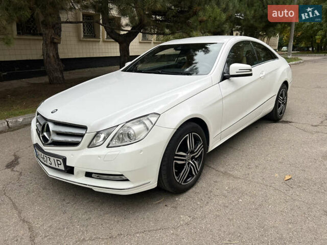 Белый Мерседес Е-Класс, объемом двигателя 2.2 л и пробегом 158 тыс. км за 13000 $, фото 4 на Automoto.ua