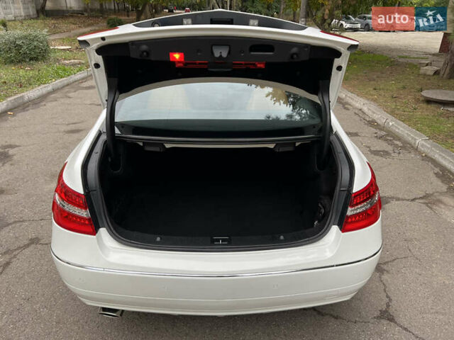 Белый Мерседес Е-Класс, объемом двигателя 2.2 л и пробегом 158 тыс. км за 13000 $, фото 64 на Automoto.ua