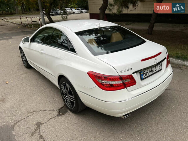 Белый Мерседес Е-Класс, объемом двигателя 2.2 л и пробегом 158 тыс. км за 13000 $, фото 11 на Automoto.ua