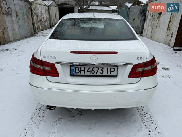 Белый Мерседес Е-Класс, объемом двигателя 2.2 л и пробегом 158 тыс. км за 13300 $, фото 18 на Automoto.ua