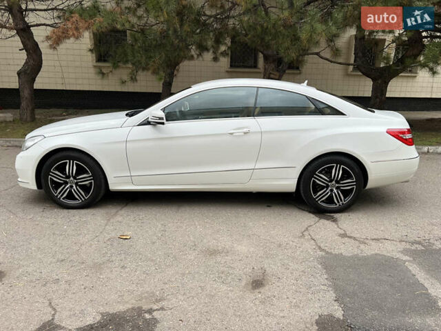 Белый Мерседес Е-Класс, объемом двигателя 2.2 л и пробегом 158 тыс. км за 13000 $, фото 7 на Automoto.ua