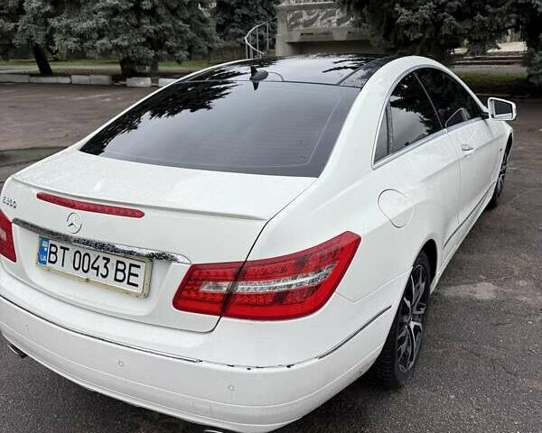 Белый Мерседес Е-Класс, объемом двигателя 3.5 л и пробегом 123 тыс. км за 21000 $, фото 1 на Automoto.ua