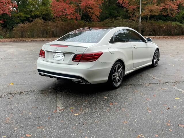 Белый Мерседес Е-Класс, объемом двигателя 3 л и пробегом 80 тыс. км за 12650 $, фото 4 на Automoto.ua