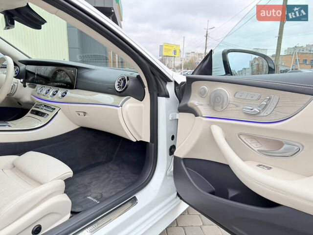 Белый Мерседес Е-Класс, объемом двигателя 3 л и пробегом 72 тыс. км за 61500 $, фото 22 на Automoto.ua