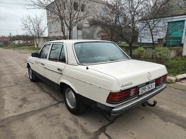 Белый Мерседес Е-Класс, объемом двигателя 2.4 л и пробегом 300 тыс. км за 950 $, фото 1 на Automoto.ua