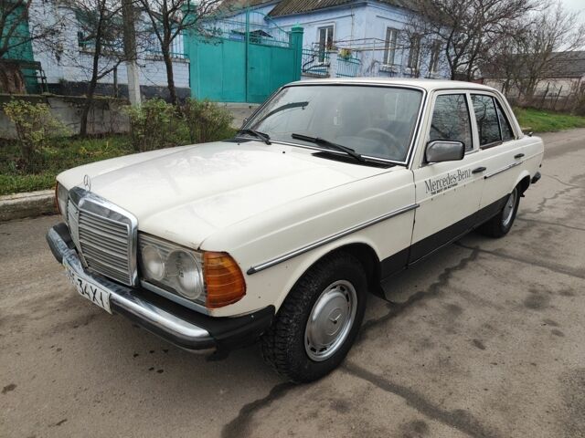 Белый Мерседес Е-Класс, объемом двигателя 2.4 л и пробегом 300 тыс. км за 950 $, фото 4 на Automoto.ua