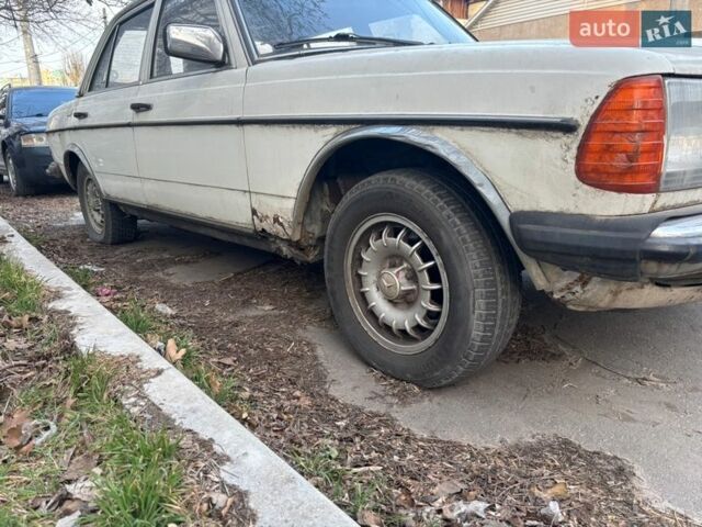 Белый Мерседес Е-Класс, объемом двигателя 2 л и пробегом 306 тыс. км за 750 $, фото 1 на Automoto.ua