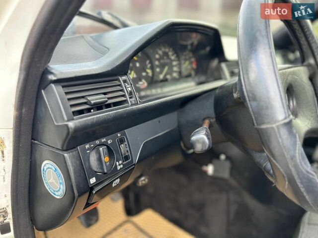 Белый Мерседес Е-Класс, объемом двигателя 2.6 л и пробегом 450 тыс. км за 2100 $, фото 38 на Automoto.ua