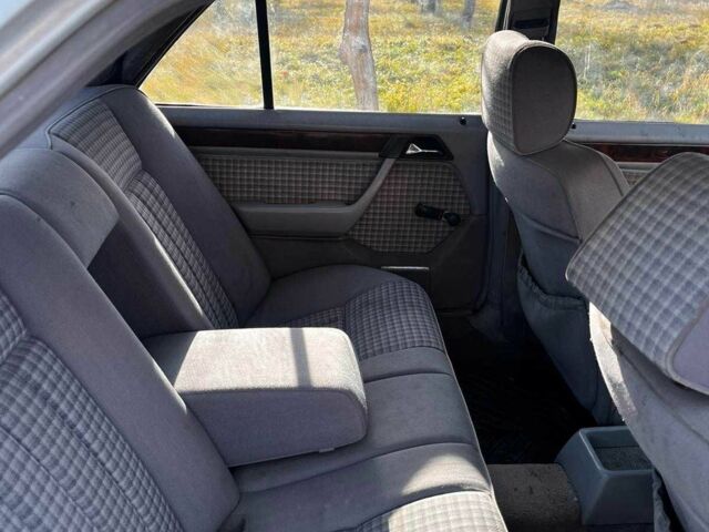 Белый Мерседес Е-Класс, объемом двигателя 2.5 л и пробегом 100 тыс. км за 800 $, фото 5 на Automoto.ua