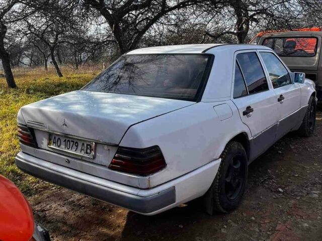 Белый Мерседес Е-Класс, объемом двигателя 2.5 л и пробегом 100 тыс. км за 800 $, фото 3 на Automoto.ua