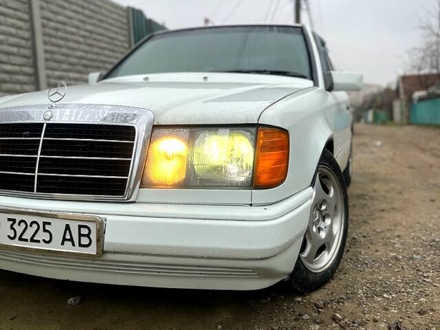 Білий Мерседес Е-Клас, об'ємом двигуна 2.3 л та пробігом 100 тис. км за 1650 $, фото 2 на Automoto.ua