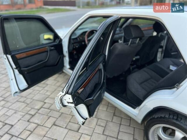 Білий Мерседес Е-Клас, об'ємом двигуна 2.6 л та пробігом 385 тис. км за 1700 $, фото 12 на Automoto.ua