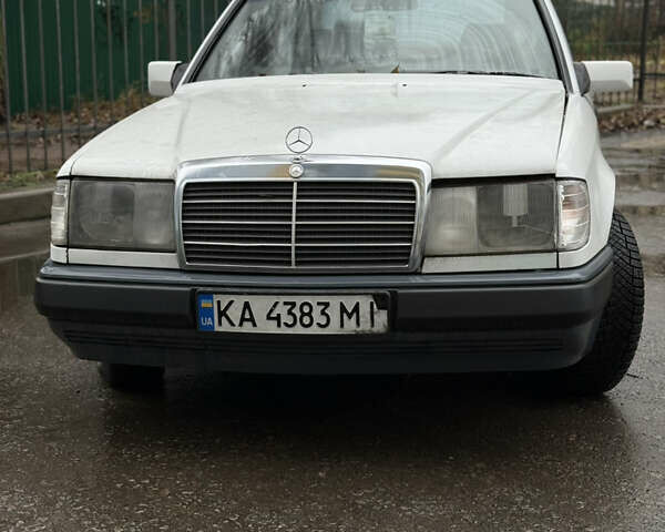 Белый Мерседес Е-Класс, объемом двигателя 3 л и пробегом 400 тыс. км за 2200 $, фото 1 на Automoto.ua