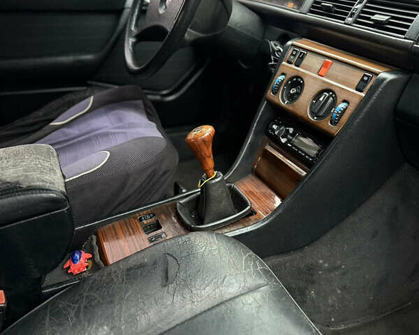 Белый Мерседес Е-Класс, объемом двигателя 3 л и пробегом 400 тыс. км за 2200 $, фото 15 на Automoto.ua